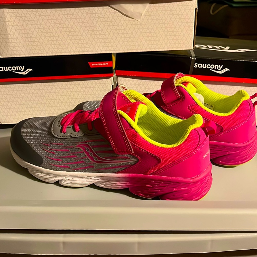 Saucony XWIDE Girls Grey/Pink - NIB